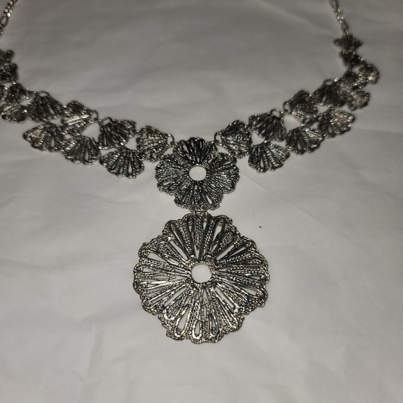 Stella & Dot Silver Geneve Floral Lace Pendant Necklace 18" - Picture 3 of 6